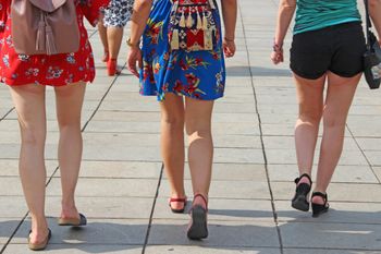 Rezygnują z bielizny latem. Ekspertka mówi, co o tym myśli