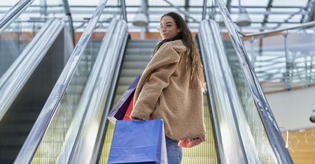 Oto zillennialsi. Mieszkają z rodzicami, mają sporo pieniędzy do wydania i mało się o nich mówi