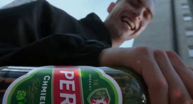 Piwo Perła Chmielowa w reklamie „niesie do przyjaciół”