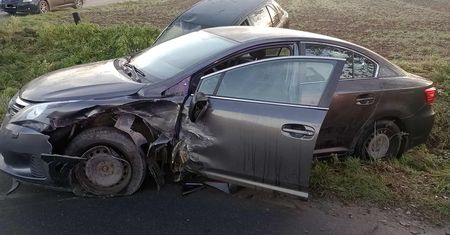 Wypadek dwóch samochodów w miejscowości Karwosieki Cholewice