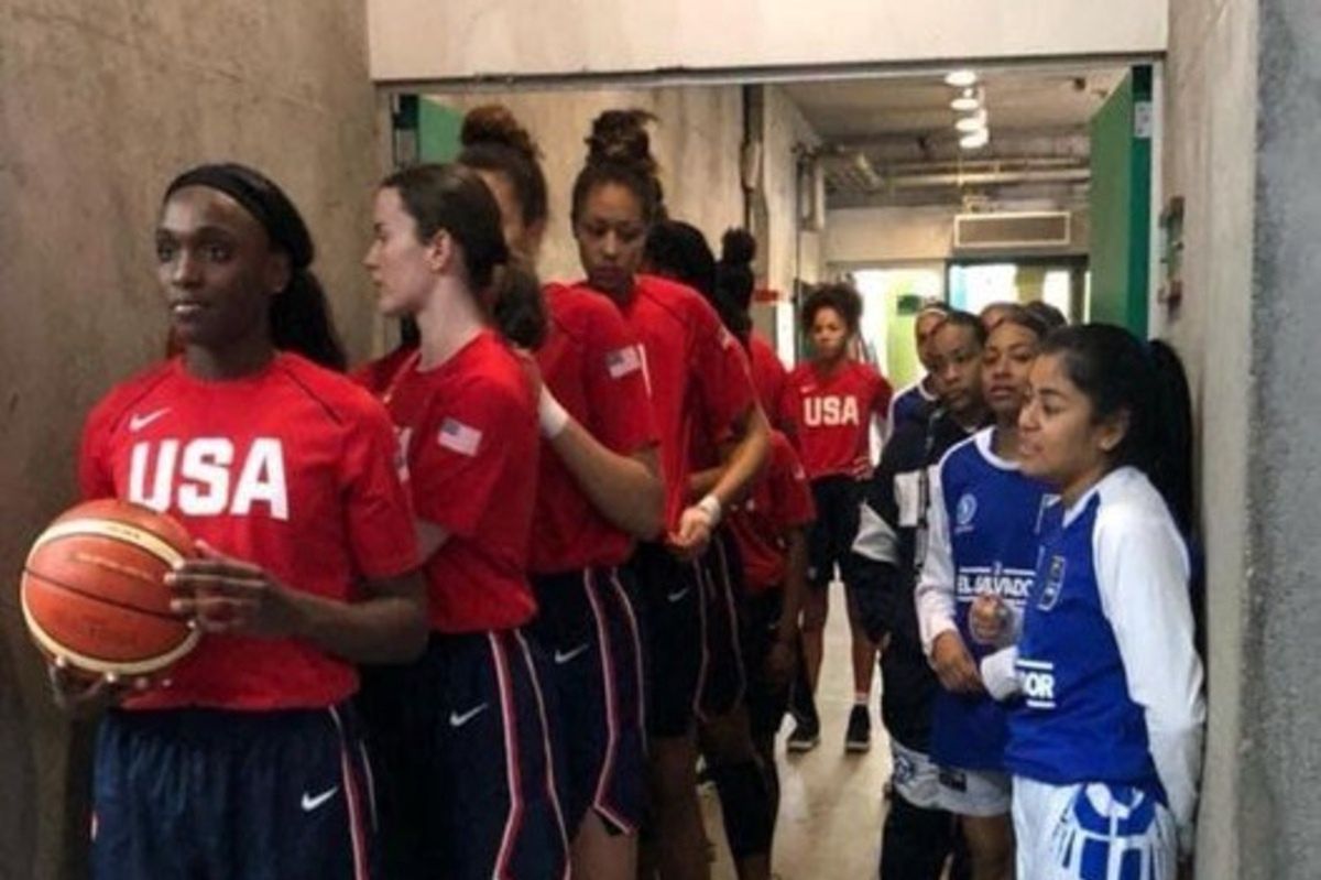 Young female basketball players from the USA and El Salvador