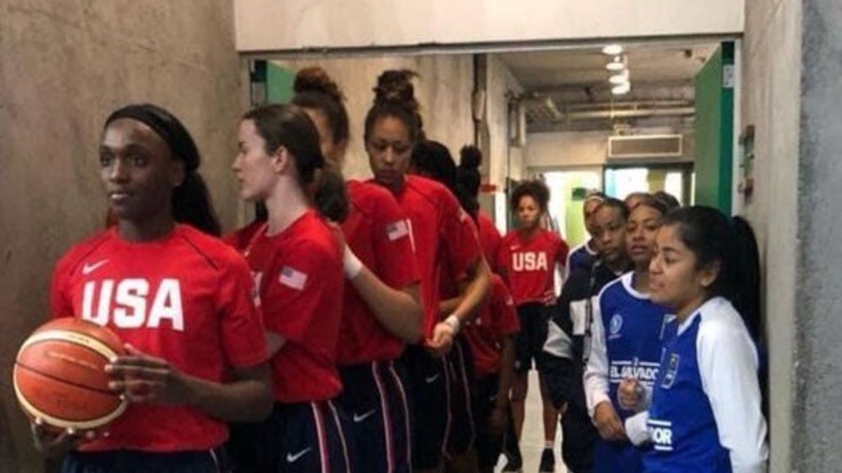 Młode koszykarki z USA i Salwadoru