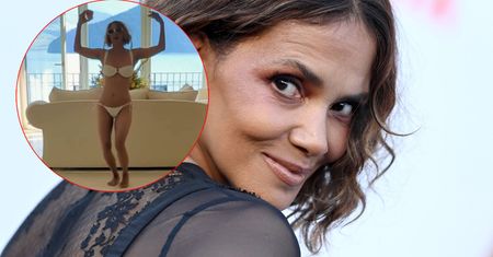 Pikantne figle aktorki i muzyka. Nagle bikini spadło