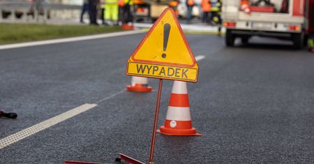Nie żyje 27-letni motocyklista. Wyprzedzał kolumnę samochodów