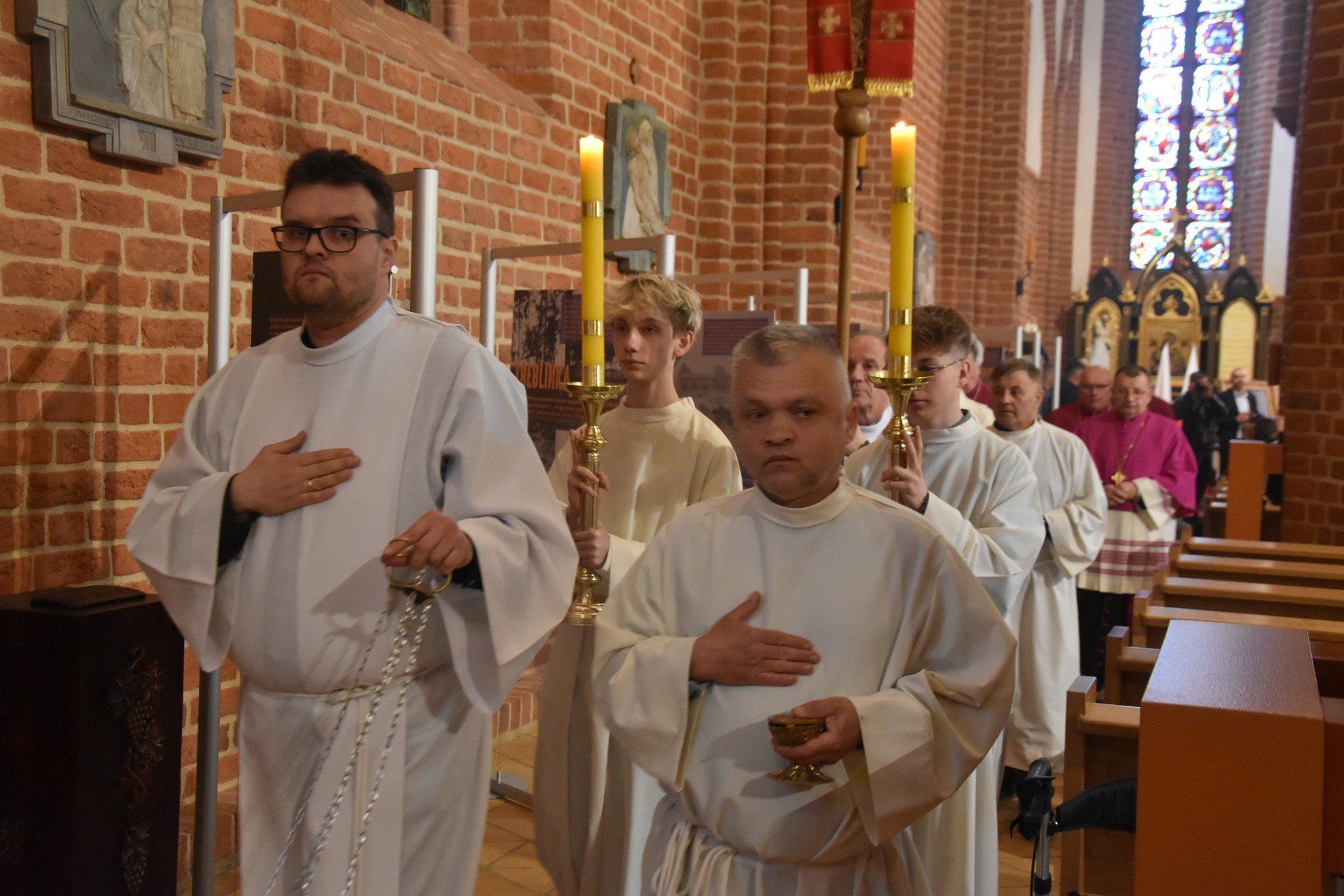 Tablica pamiątkowa zawisła na zewnętrznej części muru katedralnego prezbiterium.