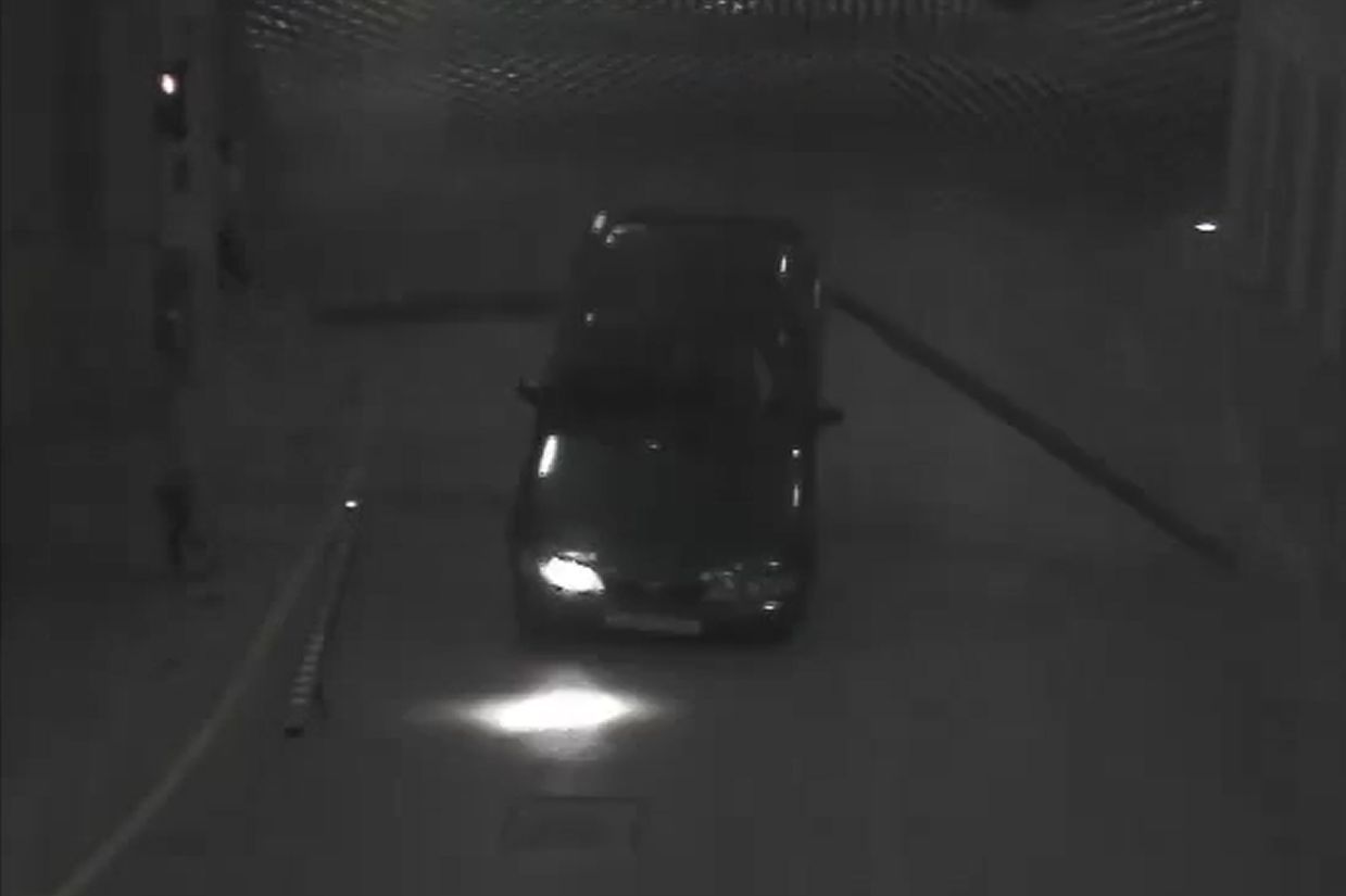 Staranował bramę i przewrócił auto [wideo]