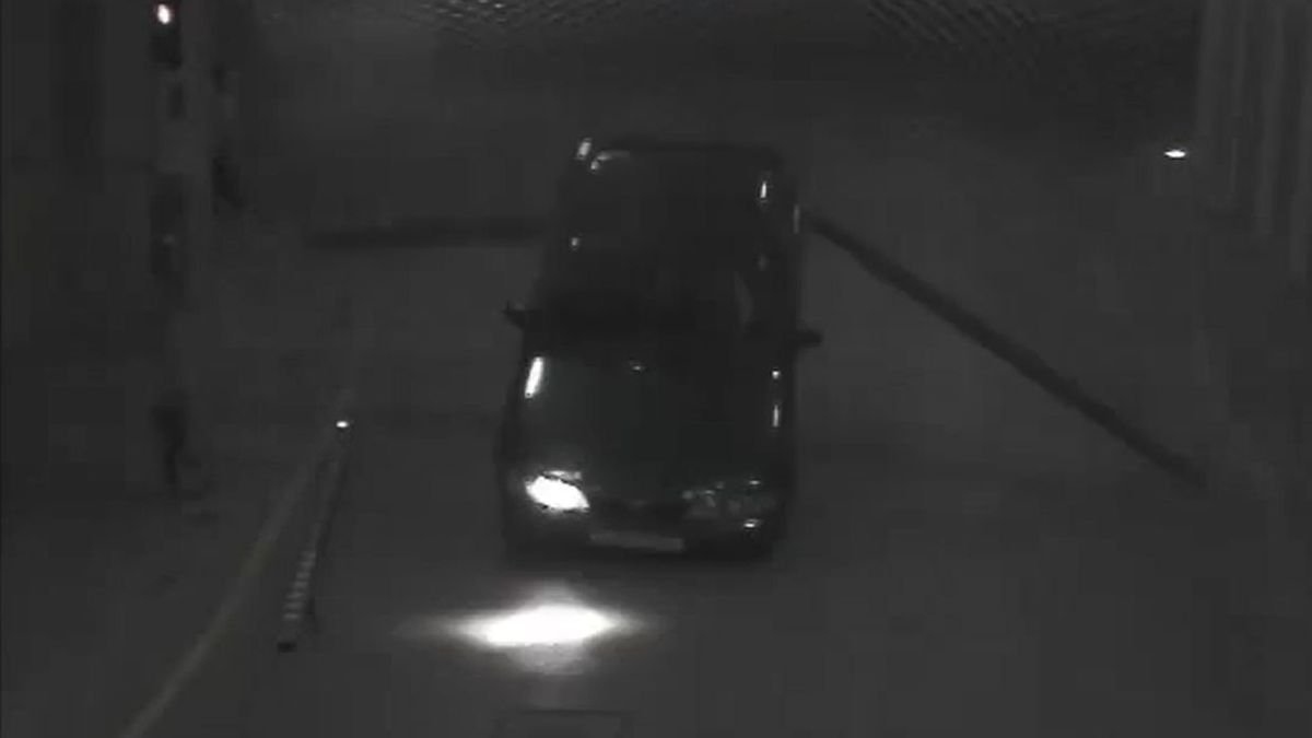 Staranował bramę i przewrócił auto [wideo] 1