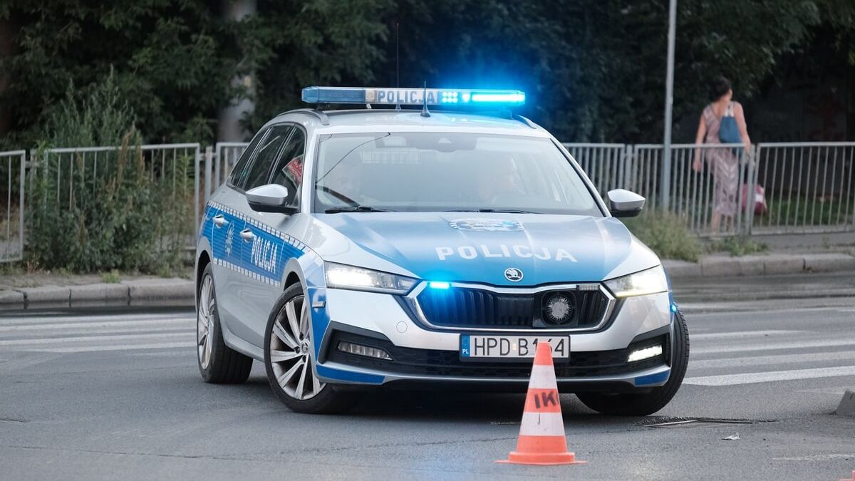 Radiowóz policji, zamknięta ulica