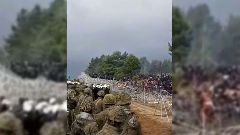 Kuźnica, 08.11.2021. Na kadrze z filmu udostępnionego przez Straż Graniczną polskie służby oraz kilkusetosobowa grupa migrantów przy granicy polsko-białoruskiej w okolicy przejścia granicznego w Kuźnicy, 8 bm. Grupa migrantów podjęła dziś próbę siłowego wejścia na terytorium Polski. (jm) PAP/Straż Graniczna HANDOUT EDITORIAL USE ONLY NO SALES