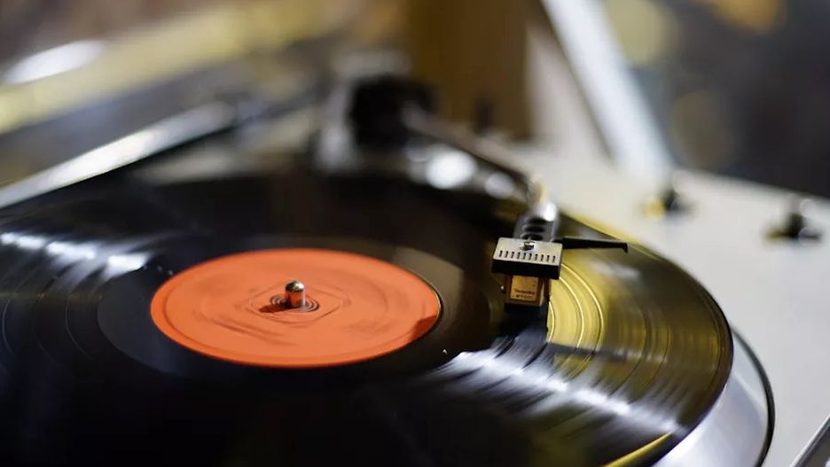 Melodie przebojów muzycznych stają się coraz prostsze