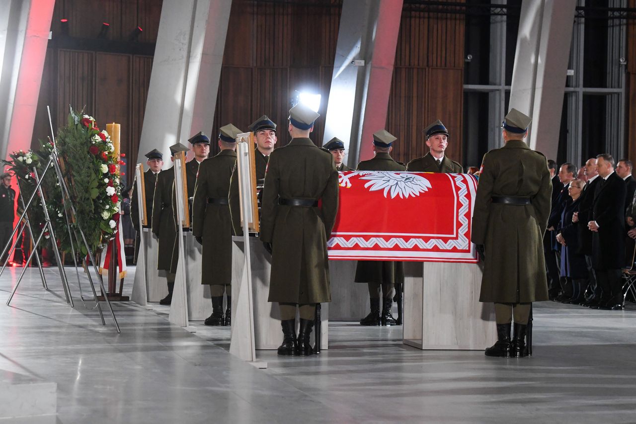 Szczątki prezydentów RP wróciły do Polski. Uroczystości w Warszawie