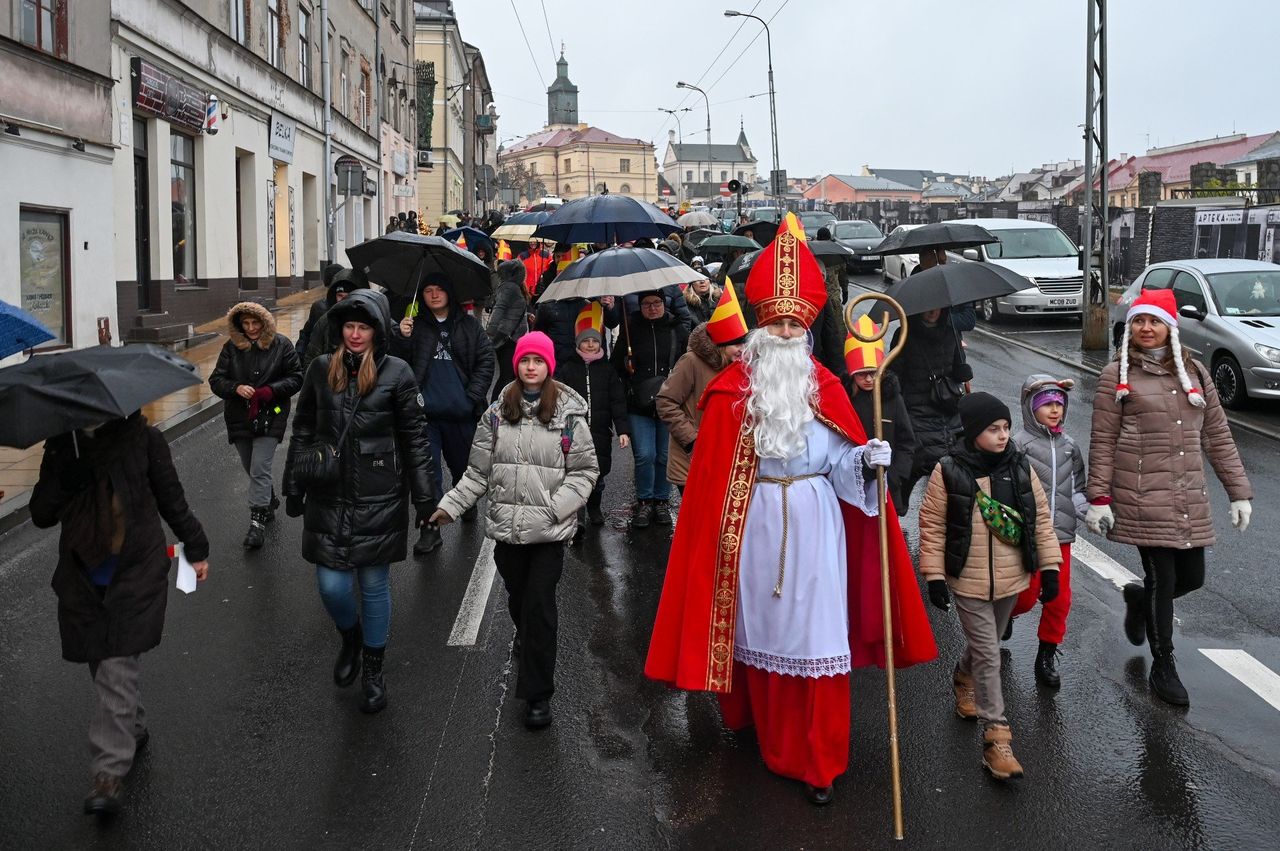 Lublin: Orszak św. Mikołaja tłumnie przeszedł ulicami miasta
