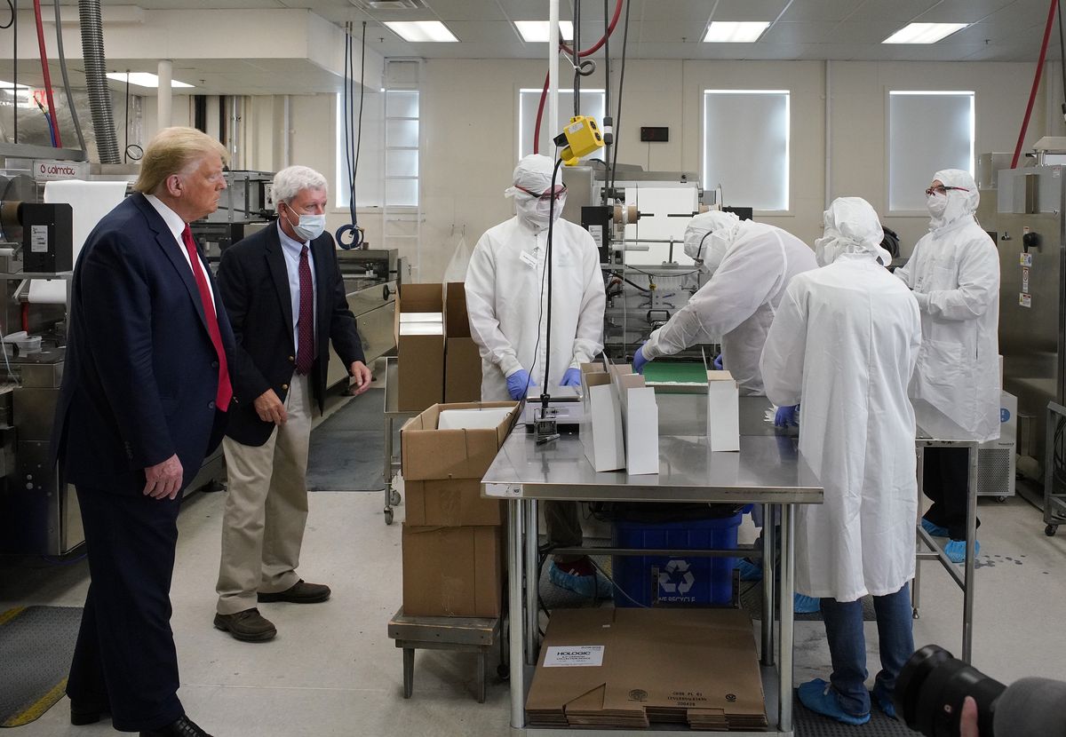 Trump odwiedził fabrykę wacików do wymazów. Było miło, a później wszystkie waciki poszły do kosza