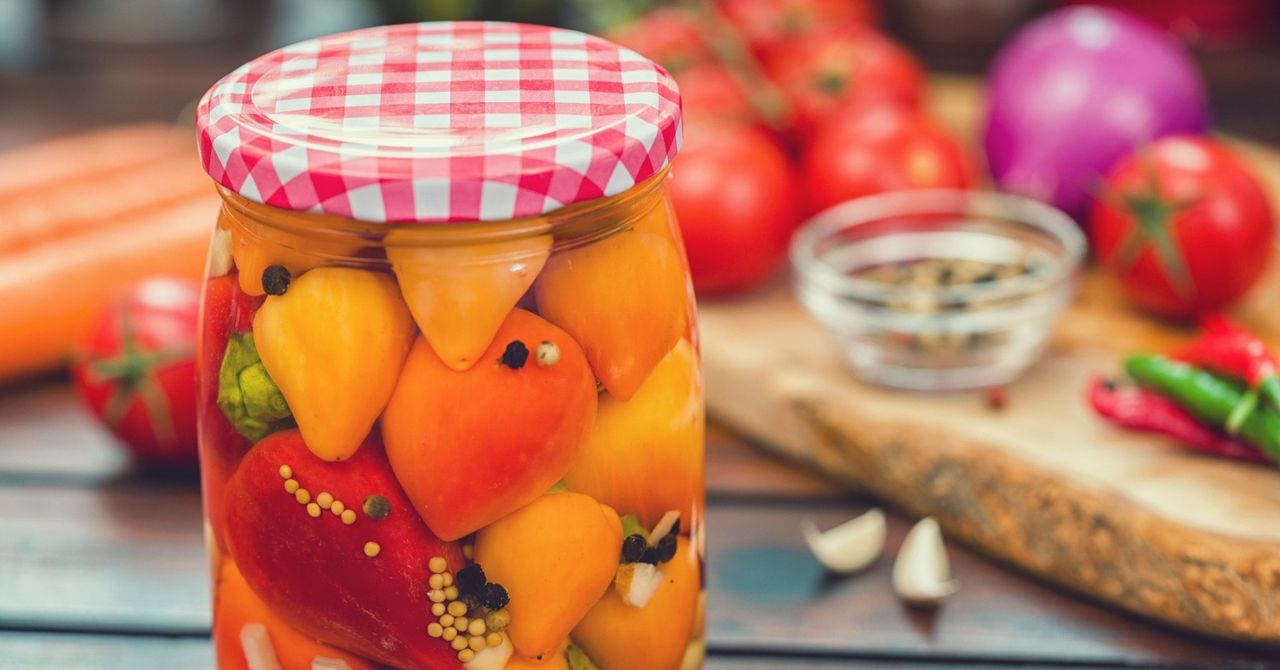 Zrób marynowane chili. Dodaj ostrości swoim potrawom