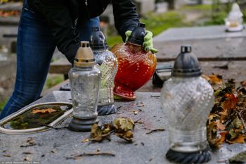 "Można z tego wyżyć". Tyle zarabia się na sprzątaniu grobów