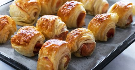 Zawiń w ciasto francuskie i upiecz. Ta przekąska zniknie ze stołu w mig