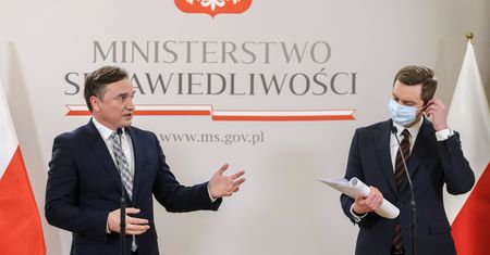 Zbigniew Ziobro zgadza się z Kaletą. Chodzi o "cenzurę chrześcijańskich treści"