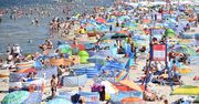 Tragedia w Stegnie. Mężczyzna zmarł na plaży, parawany blokowały ratowników