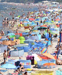 Tragedia w Stegnie. Mężczyzna zmarł na plaży, parawany blokowały ratowników