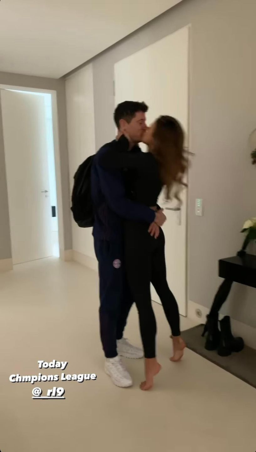 Anna Lewandowska całuje Roberta Lewandowskiego