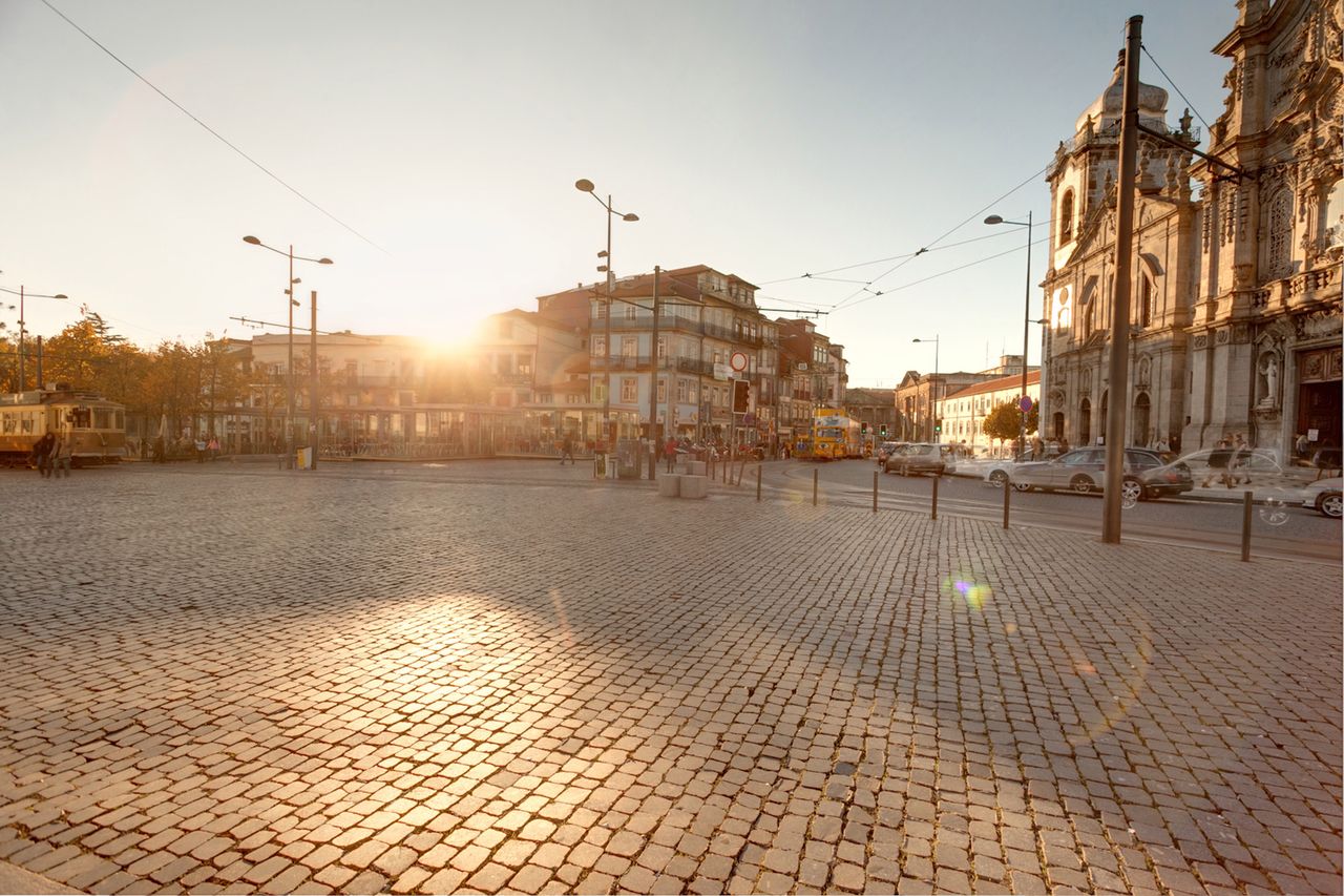 ©JK - Porto. Po prawej widać samochody - duchy. Robiąc zdjęcia HDR trzeba na to bardzo uważać.