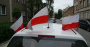 Za samą jazdę z flagą mandatu nie dostaniesz. Kibicować trzeba jednak z głową
