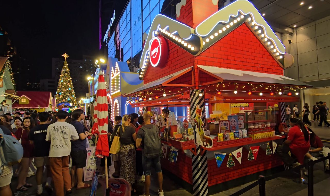 Niezwykły jarmark świąteczny. Mimo 30 st. C, cztery razy dziennie pada tu śnieg