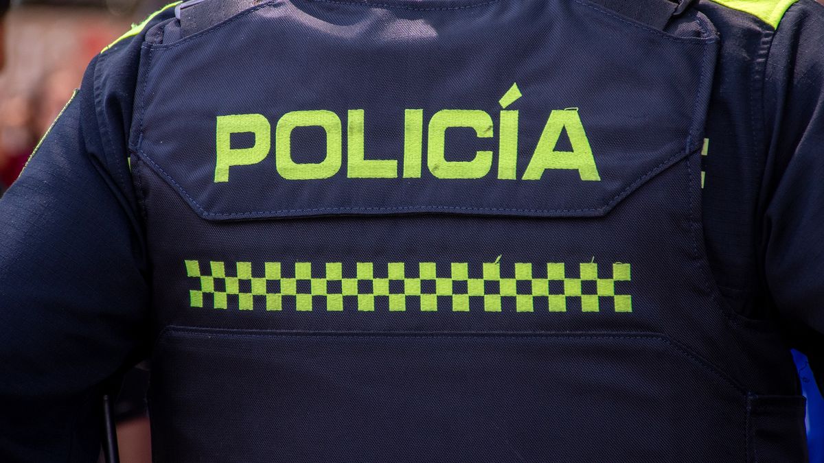 Close-up "POLICE" marking written on the back of a bulletproof vest worn by a Colombia police officer. Concepts of security, crime and police cases in Colombia
Close-up "POLICE" marking written on the back of a bulletproof vest worn by a Colombia police officer. Concepts of security, crime and police cases in Colombia
Joseph Borja