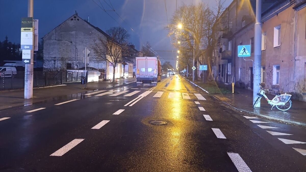 Kierowca ciężarówki potrącił pieszego na przejściu dla pieszych na ul. Krochmalnej