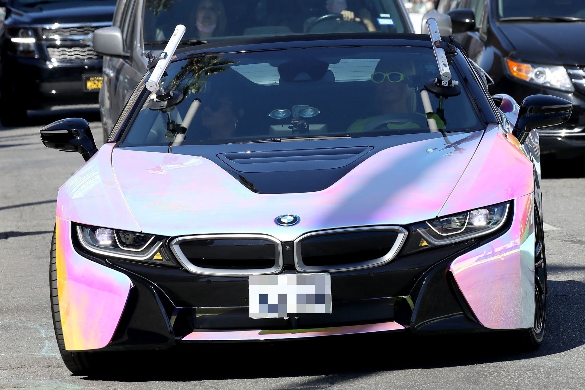Demi Lovato i Paris Hilton jadą na zakupy w holograficznym BMW 