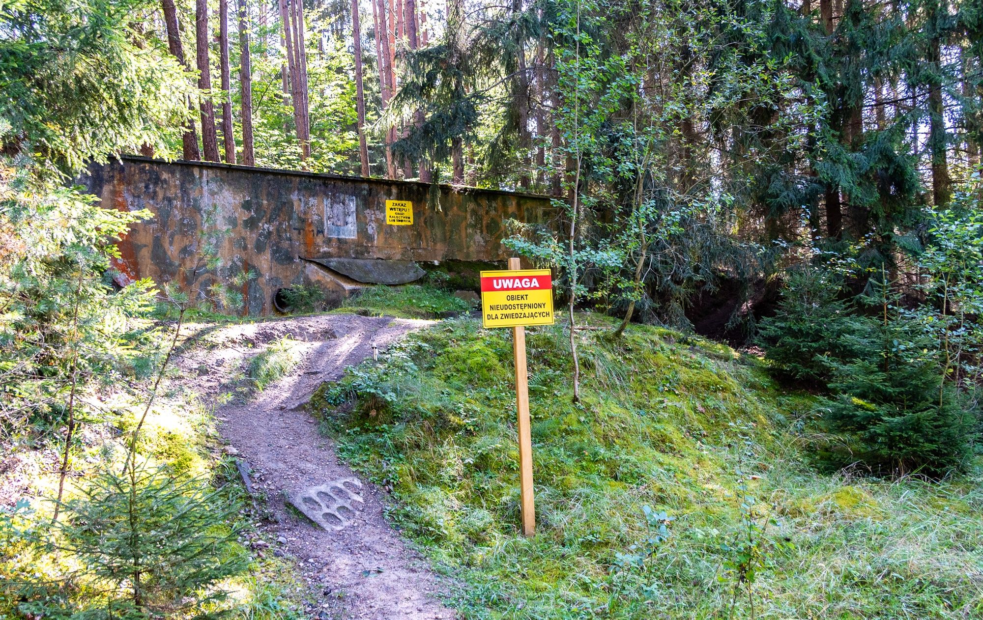 Jeden ze schronów T-7. Tablica informuje, że obiekt nie jest udostępniony zwiedzającym. Brzeźnica-Kolonia