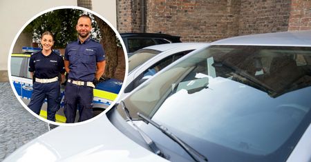 Policja musiała wybić szybę w aucie. W środku zatrzaśnięte niemowlę