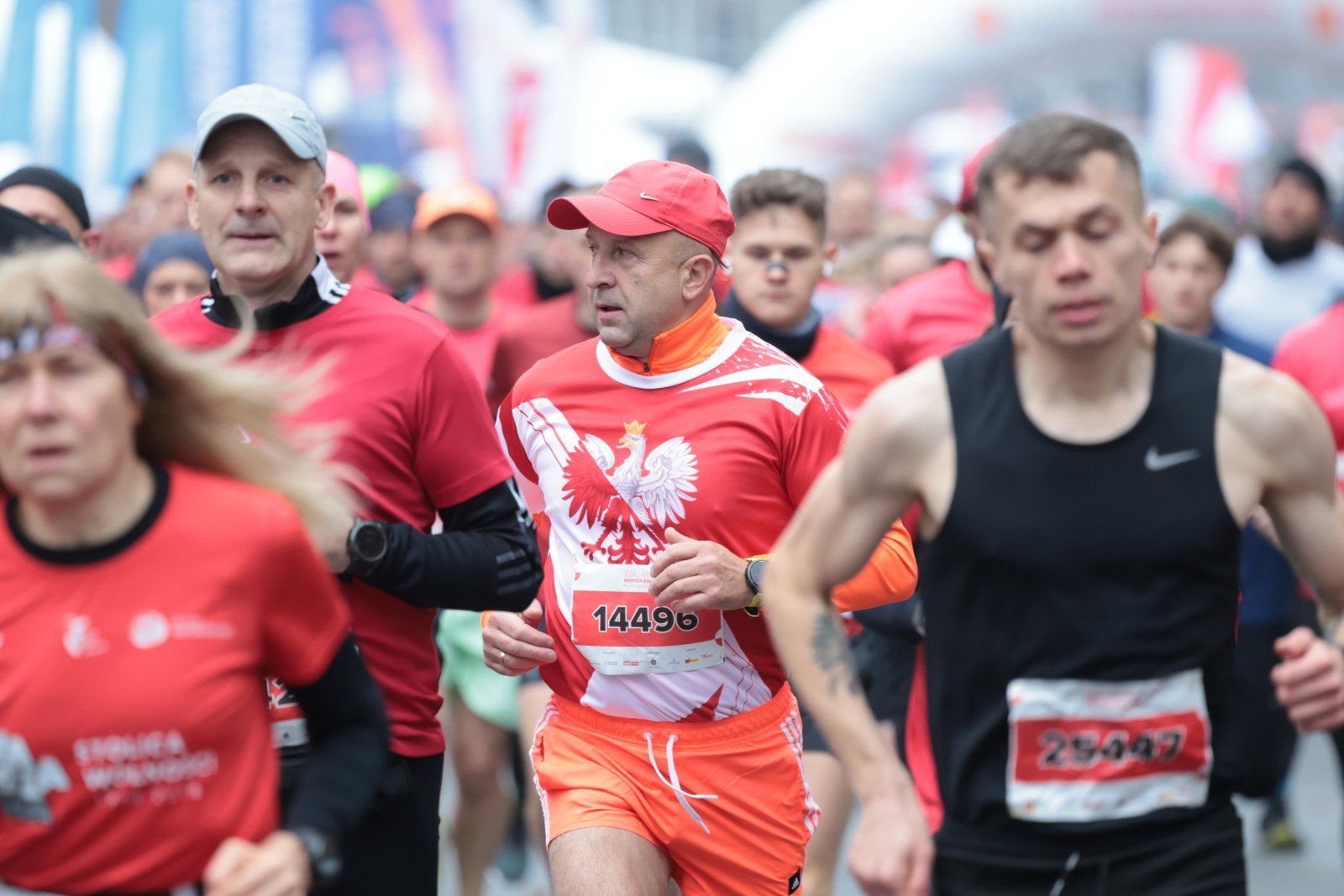 Zawodnicy na starcie 35. Biegu Niepodlegości w Warszawie