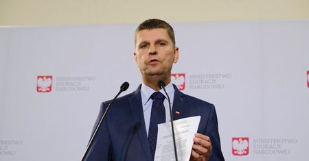 Piontkowski: Planujemy rozpoczęcie roku szkolnego 1 IX z zajęciami stacjonarnymi
