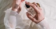 Ten trik pomoże utrwalić zapach perfum na dłużej. Będziesz żałować, że nie znałaś go wcześniej