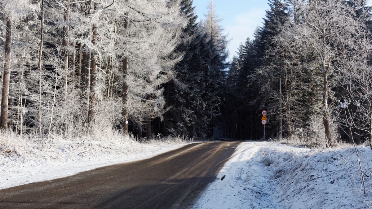 W zimowych warunkach nawet czarna droga może być niebezpieczna. Cienka warstwa lodu wystarczy, by doprowadzić do tragedii
