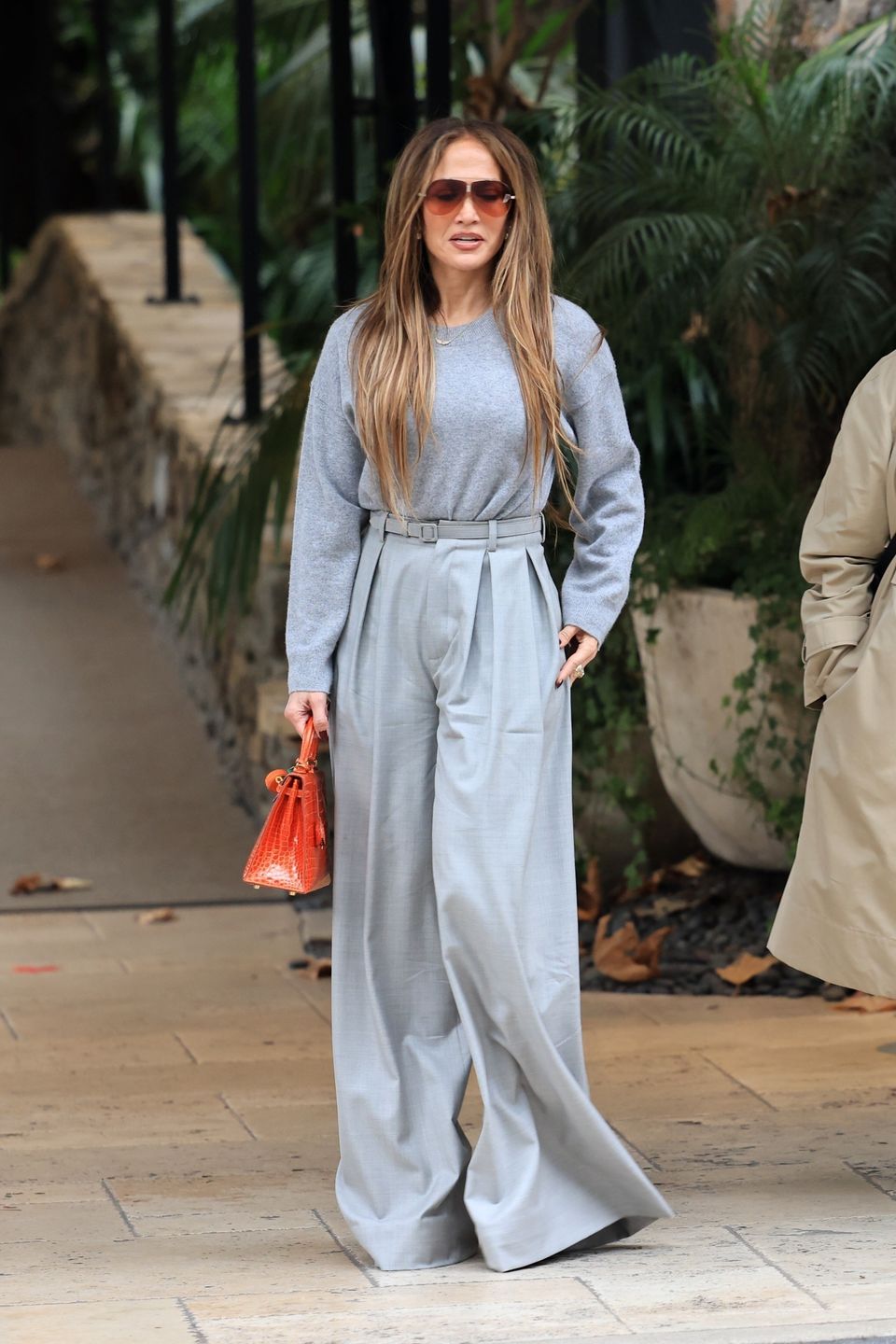Jennifer Lopez drepcze na lancz, wywijając torebką za 80 tys. zł