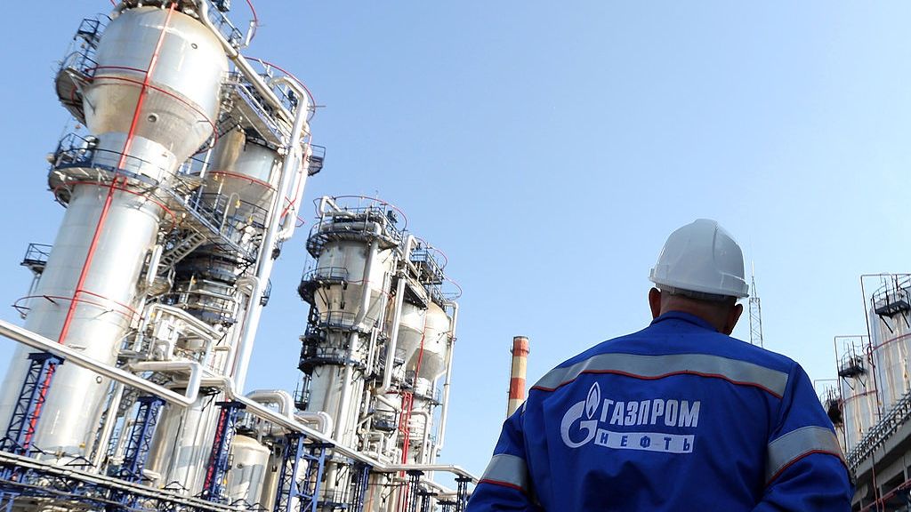 Pracownik Gazprom Neft w rafinerii w Rosji