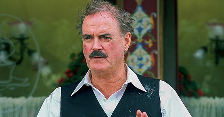 "Chcę zadośćuczynienia". John Cleese też jest ofiarą niewolnictwa