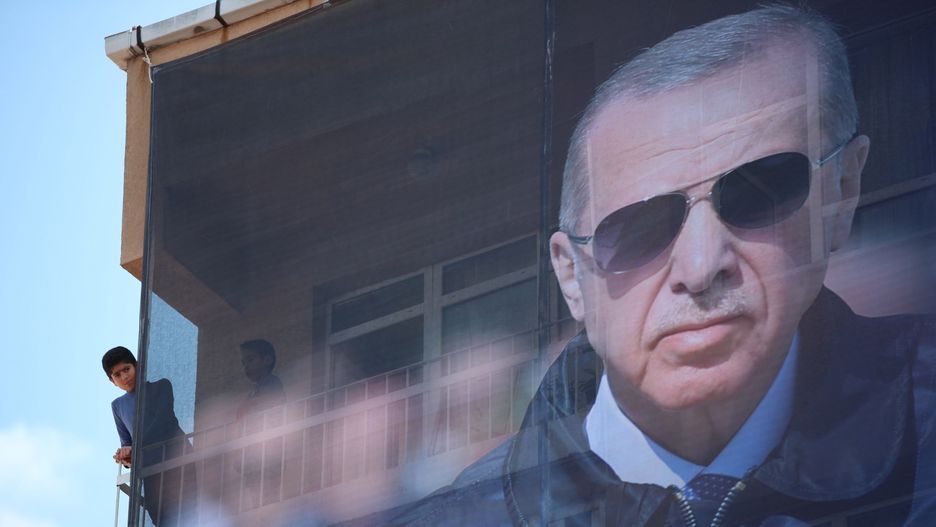 Turkish President Recep Tayyip Erdogan holds campaign rally in Istanbul
epa10625079 A Turkish boy stands near by a huge poster of Turkish President Recep Tayyip Erdogan during his election campaign rally at Beyoglu district in Istanbul, Turkey, 13 May 2023. Turkey will hold its general election on 14 May 2023 with a two-round system to elect its president, while parliamentary elections will be held simultaneously.  EPA/TOLGA BOZOGLU 
Dostawca: PAP/EPA.
TOLGA BOZOGLU