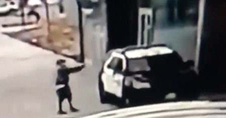Zasadzka w USA. Policjanci walczą o życie. Pokazano nagranie