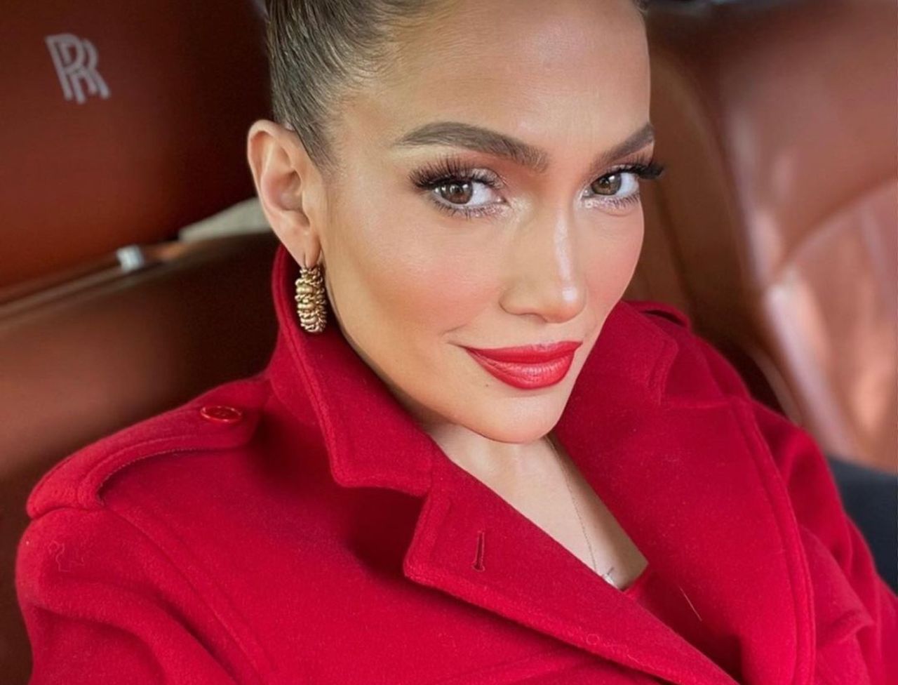 Świąteczna Jennifer Lopez. Takiej sukienki chyba nikt się nie spodziewał