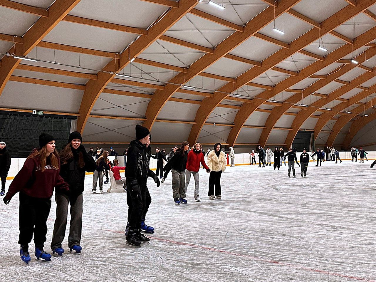 Gorlice: Na start łyżwiarskiego sezonu popołudnie z darmowymi ślizgawkami. Kryte lodowisko zaprasza
