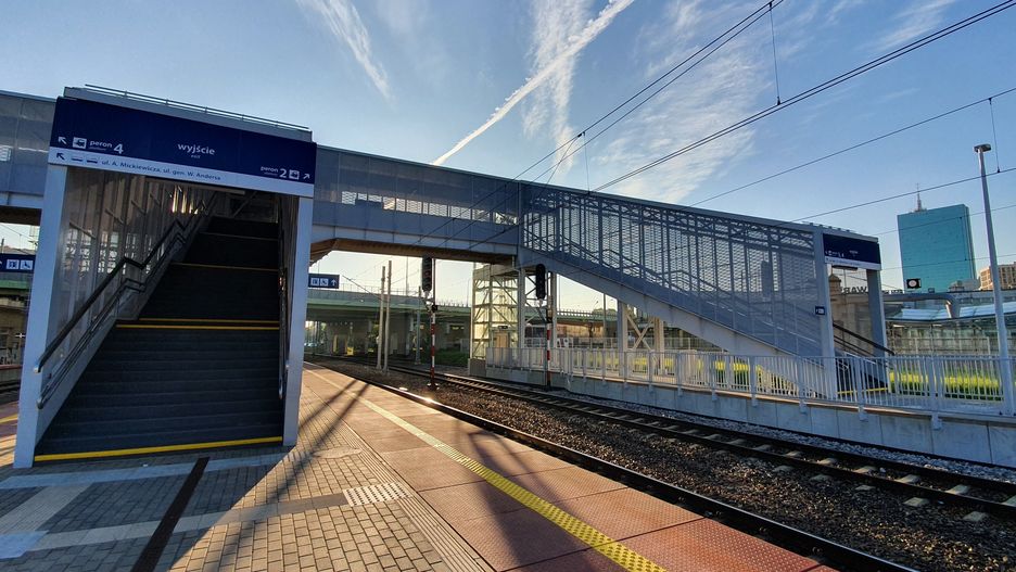 Warszawa. Widok na wejście na wschodnią kładkę dla pieszych