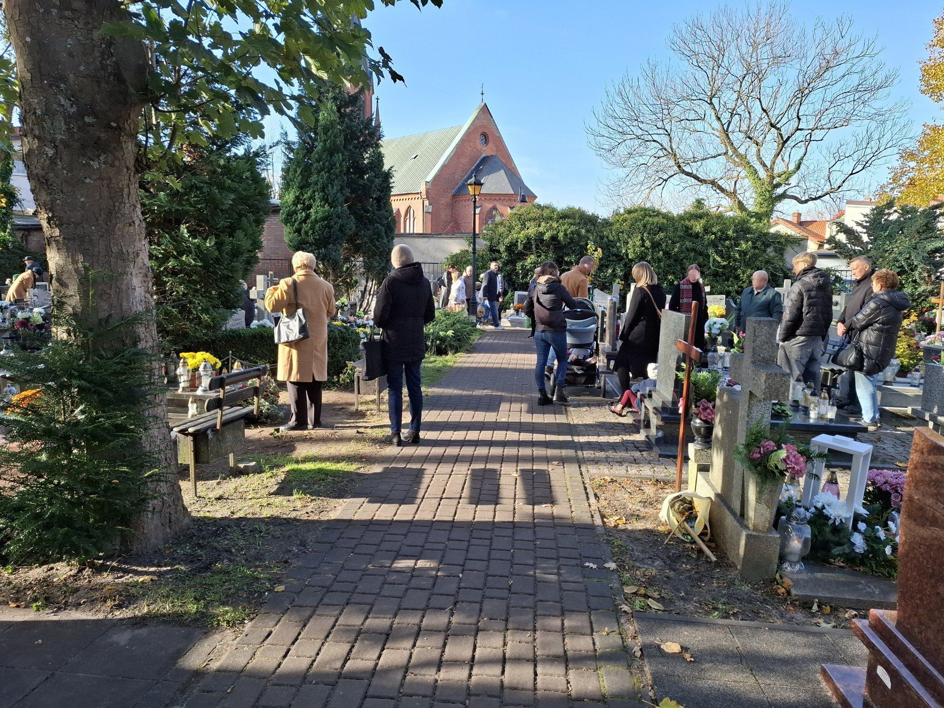 1 listopada na starym cmentarzu w Ustce.