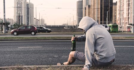 Śląsk. 19-latek w Tychach był tak pijany, że nie wiedział skąd ukradł… furtkę
