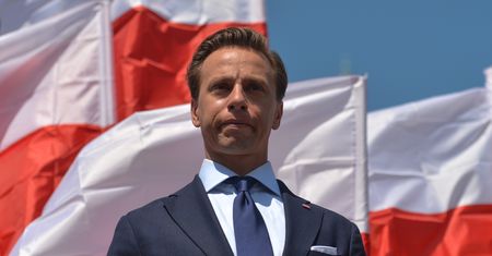Koronawirus w Polsce. Krzysztof Bosak o maseczkach i dystansie. "Powinniśmy sobie przestać mydlić oczy"
