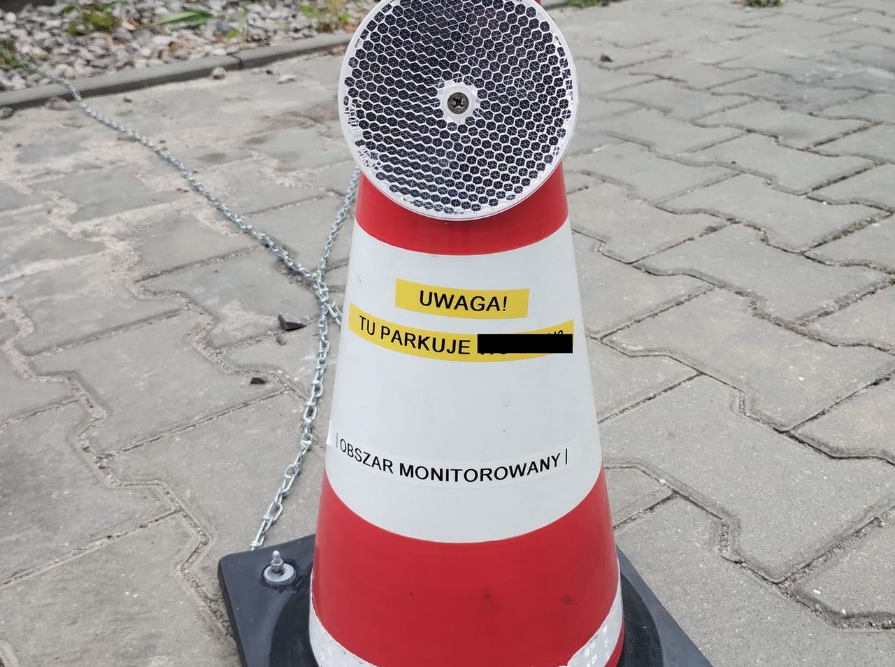 Postawił pachołek na parkingu. Mieszkańcy są oburzeni