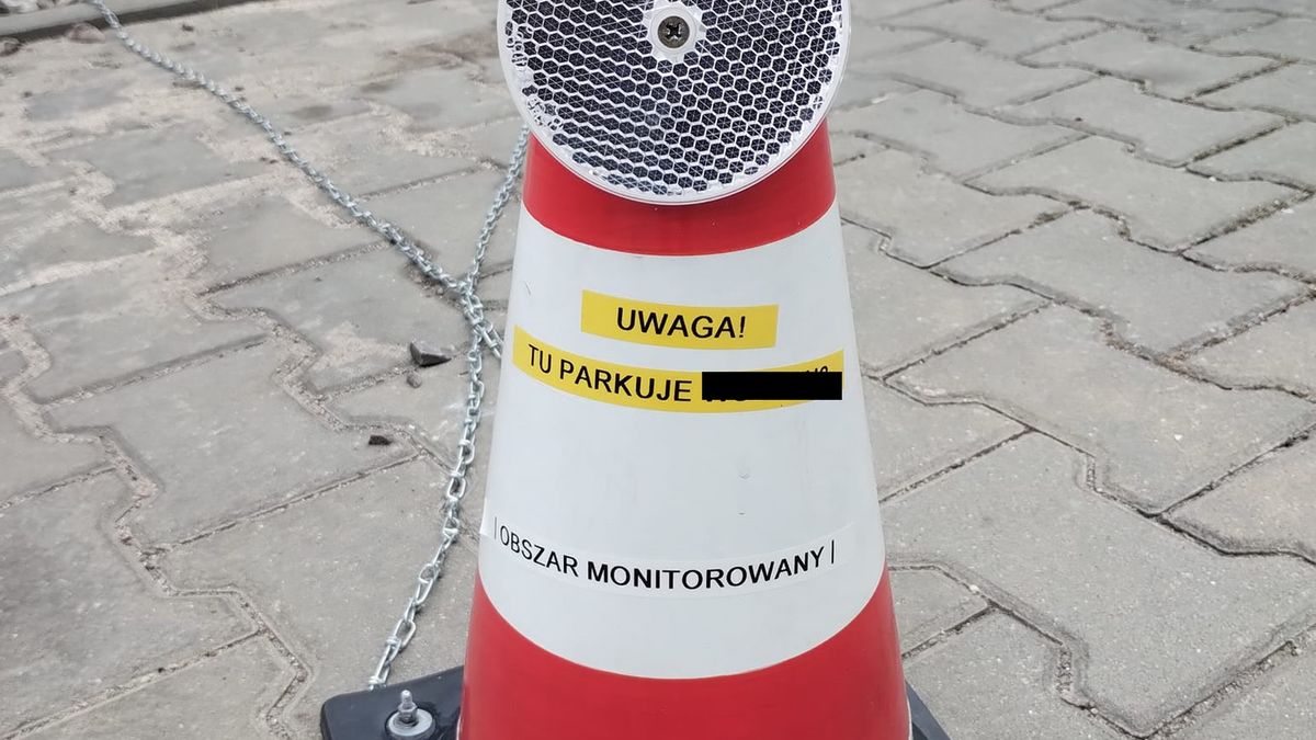 Jeden z mieszkańców osiedla Dubois w Zgierzu postanowił, że postawi pachołek na ogólnodostępnym parkingu