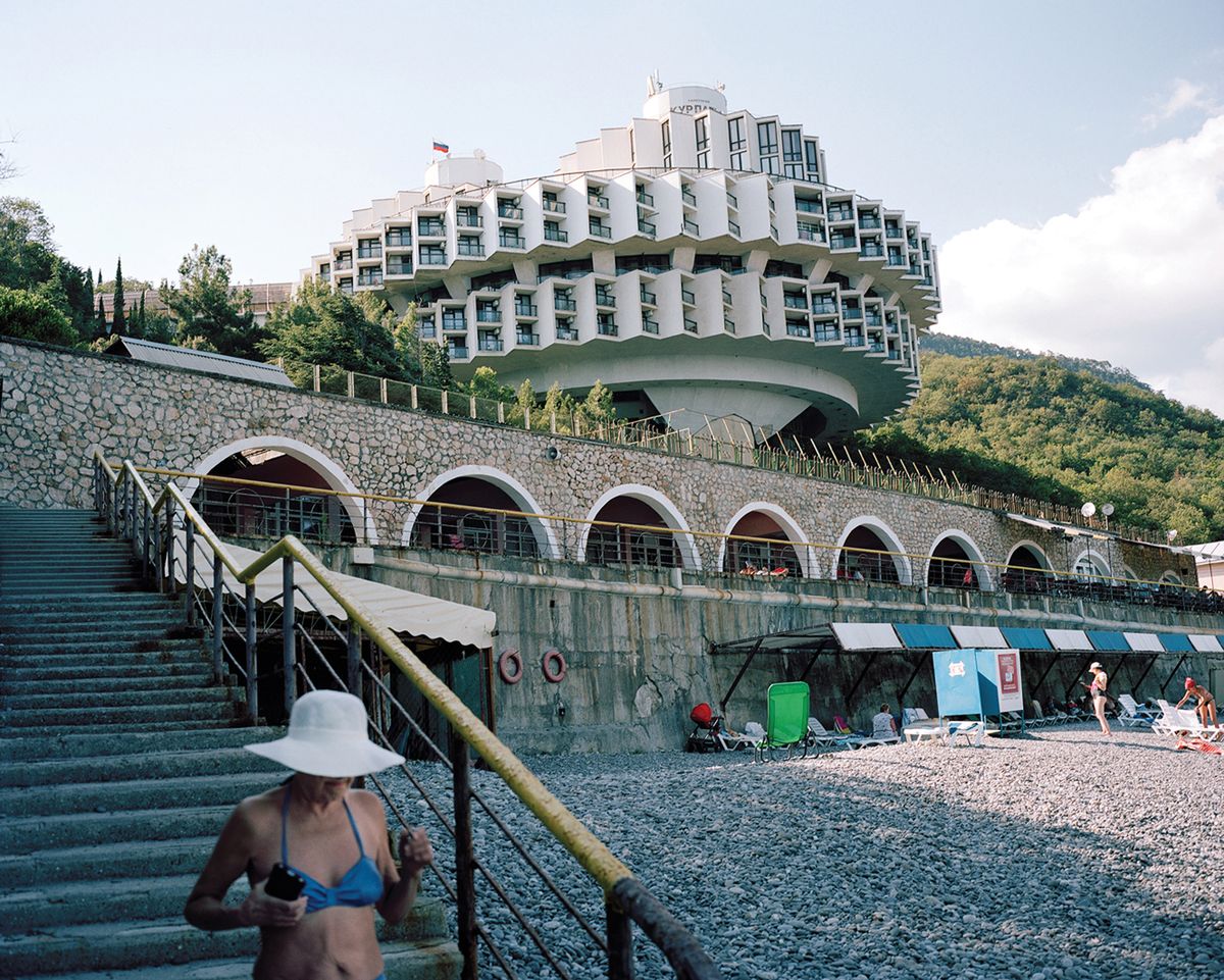 Projekt jest również bardzo różnorodny - niektórzy fotografowie koncentrowali się na architekturze, inni na wnętrzach, na sprzęcie czy samych pensjonariuszach. Taki przekrój pozwala dokładnie zbadać podjęty temat i wyeksploatować go na różnych płaszczyznach, tworząc kompletny materiał dokumentalny.